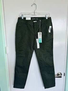 NWT Old Navy Pixie Chino Ankle Pants Size 4 Green Polka Dot